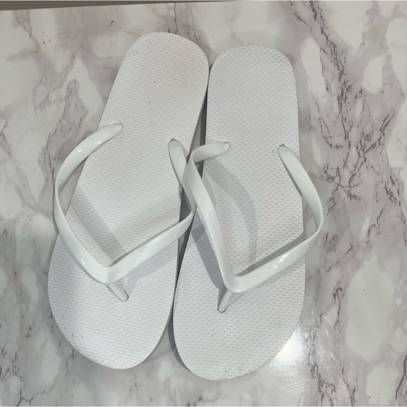 Women’s white flip flops size 8 - Picture 3 of 4